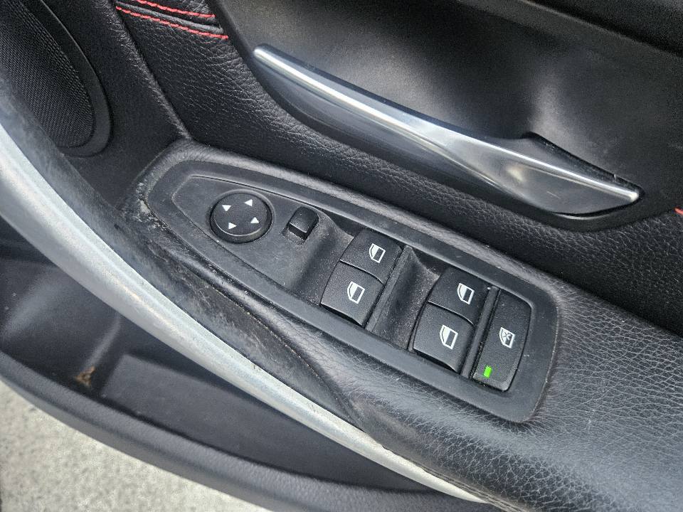 2013 BMW 320i sport f30 15.jpg